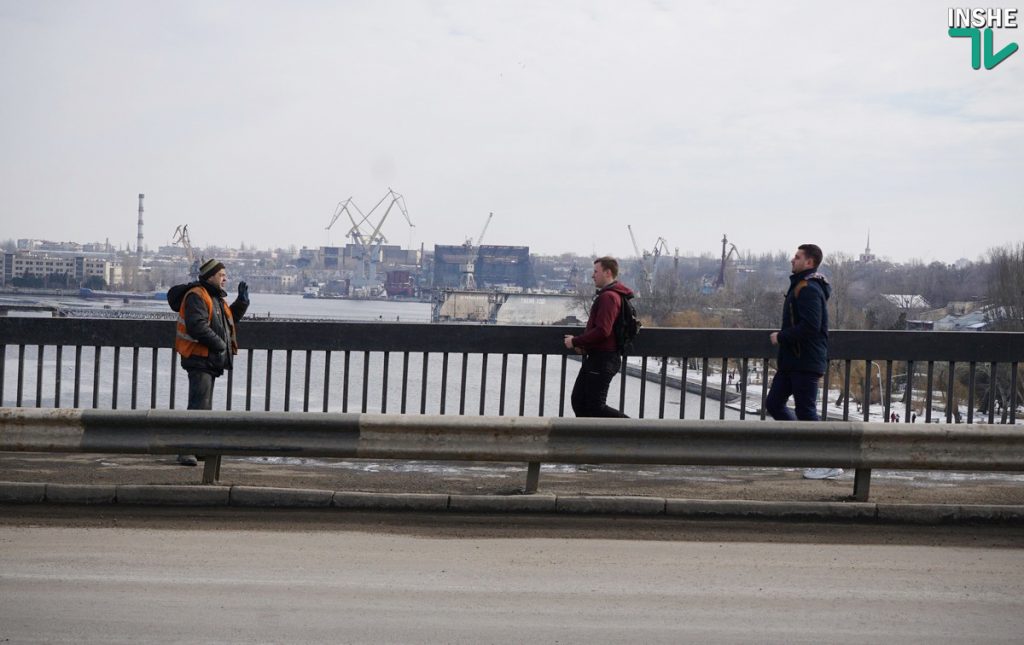 «Вам жизнь ваша дорога, или нет?»: беспечные горожане массово игнорировали предупреждения рабочих при разводке моста в Николаеве 15