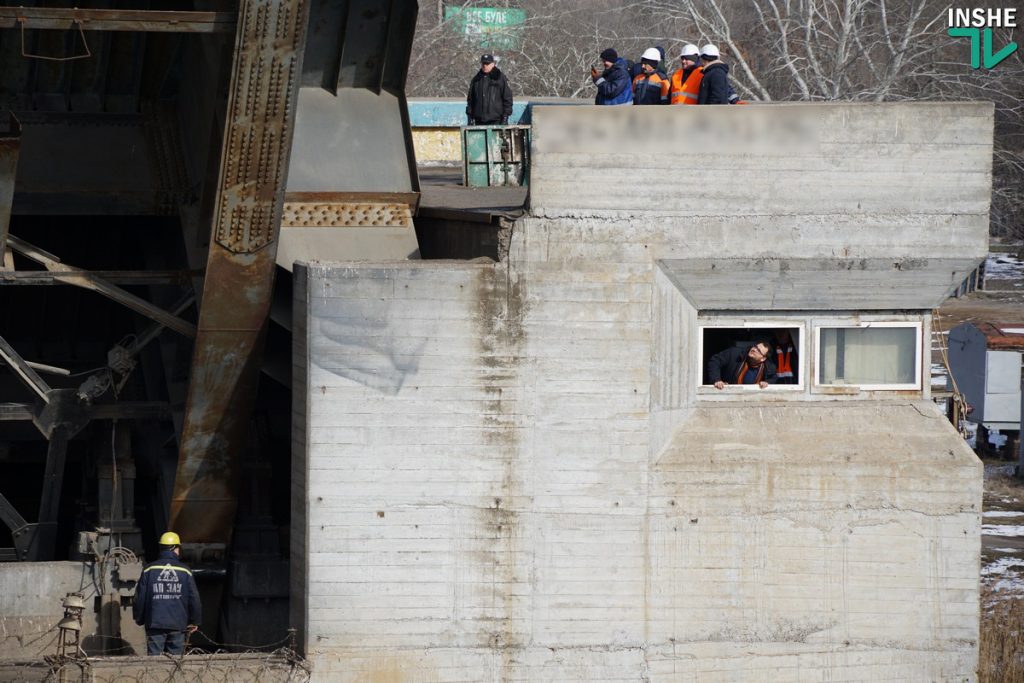 «Вам жизнь ваша дорога, или нет?»: беспечные горожане массово игнорировали предупреждения рабочих при разводке моста в Николаеве 17