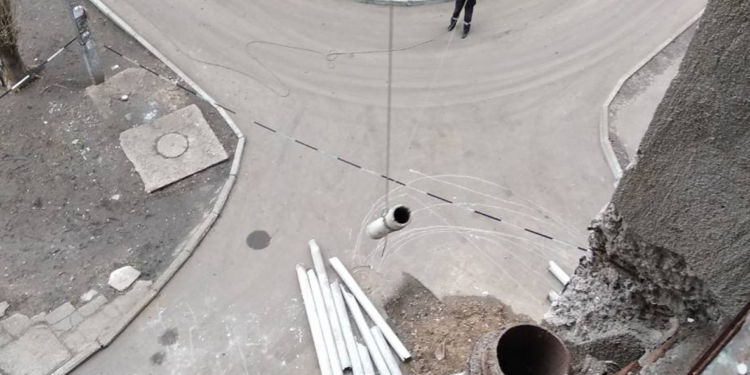 Николаевские спасатели демонтировали аварийные конструкции с многоэтажки на улице Космонавтов