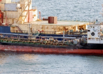 Российский танкер поставлял нефть в КНДР в обход санкций