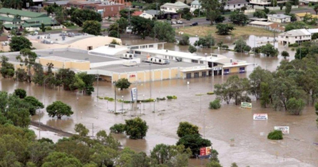 После мощнейшего наводнения в Австралии на улицах плавают крокодилы 1