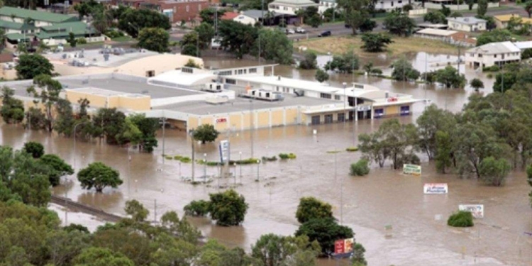 После мощнейшего наводнения в Австралии на улицах плавают крокодилы