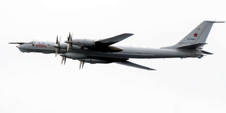 Над Донбассом замечен российский стратегический бомбардировщик