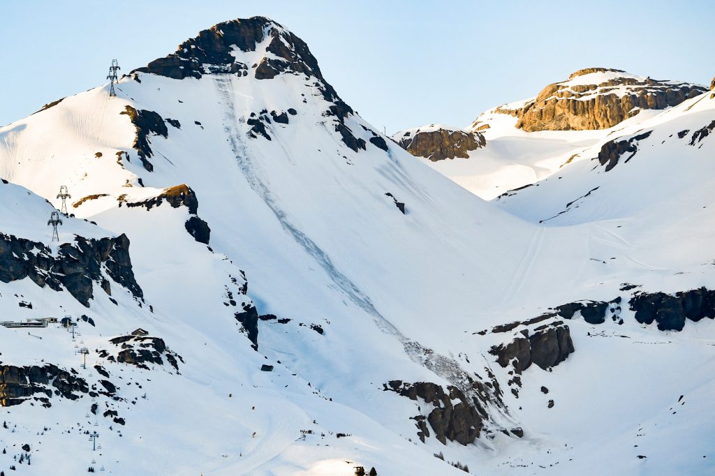 В Швейцарии при сходе лавины погиб французский лыжный патрульный 1