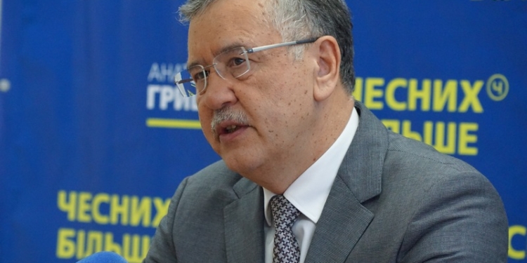 В Николаеве кандидат в Президенты Анатолий Гриценко объяснил свою скрытность провокациями СБУ