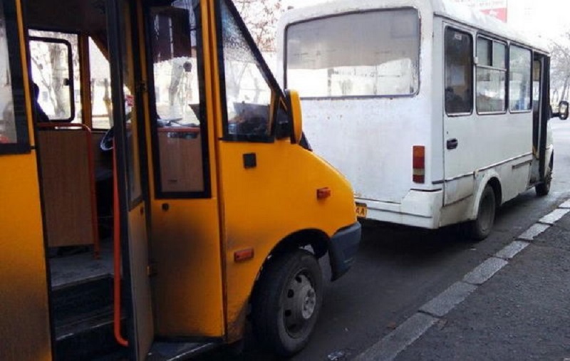 "Народное противодействие коронавирусу ": в Запорожье вытолкали из автобуса "лишнего" пассажира (ВИДЕО) 1