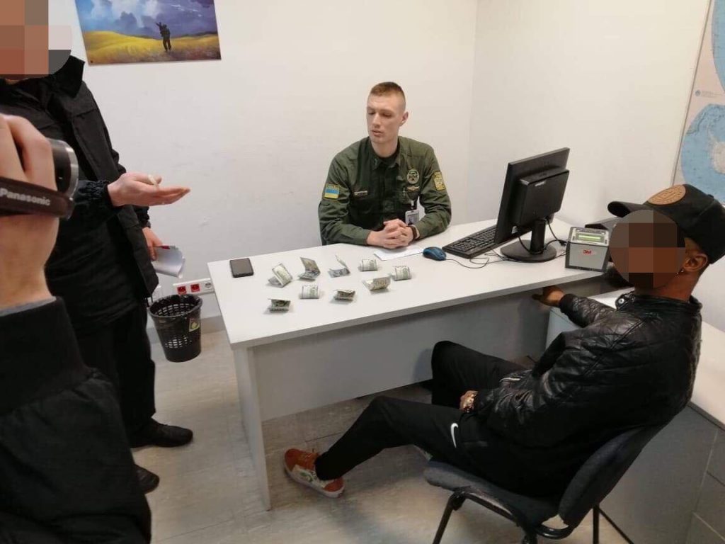 Украинских пограничников пытались «купить» за взятки в $900 и 10 тысяч рублей 3
