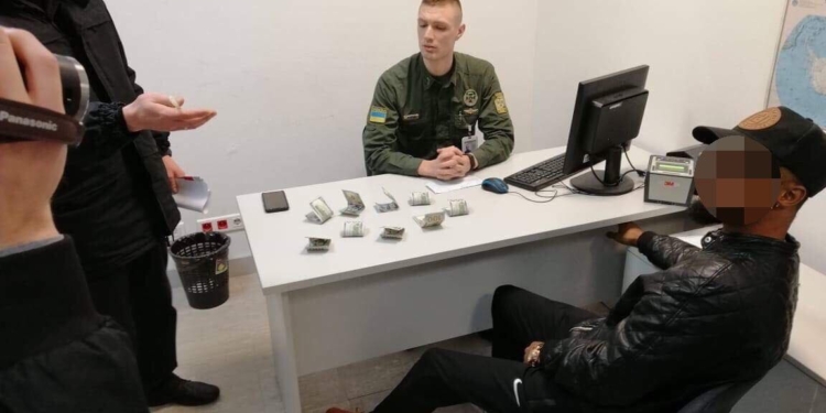 Украинских пограничников пытались «купить» за взятки в $900 и 10 тысяч рублей