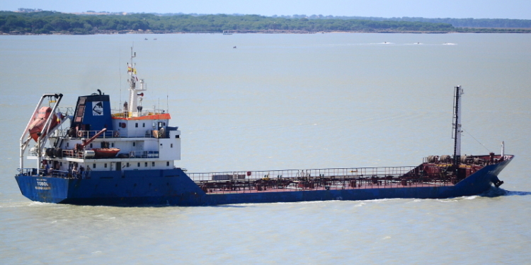 Скандал, о котором все знают. Как в районе Парутино сливают из танкера и продают контрабандный керосин