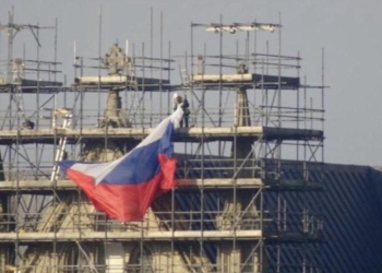 «Россияне вернулись»: на Солсберийском соборе неизвестные вывесили триколор