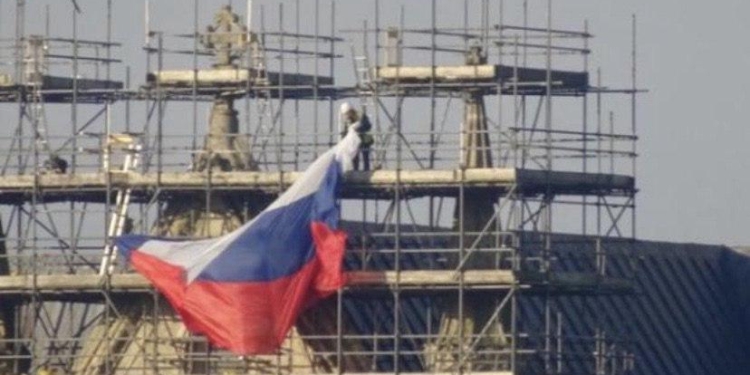 «Россияне вернулись»: на Солсберийском соборе неизвестные вывесили триколор