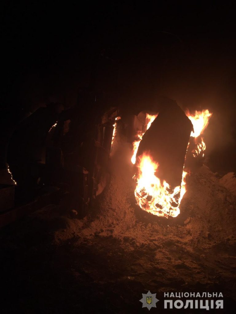 В Витовском районе неизвестные напали на предприятие - связали охранника и рабочих и сожгли технику 3