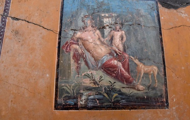 В Помпеях нашли 1940-летнюю фреску Нарцисса 5