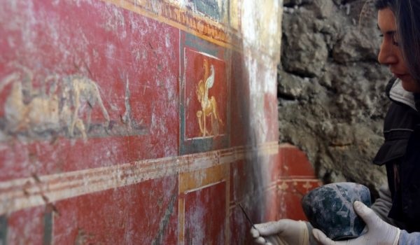 В Помпеях нашли 1940-летнюю фреску Нарцисса 3