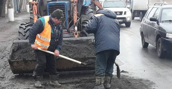 В Николаеве дорожники, пользуясь оттепелью, спешно латают дороги: перечень улиц