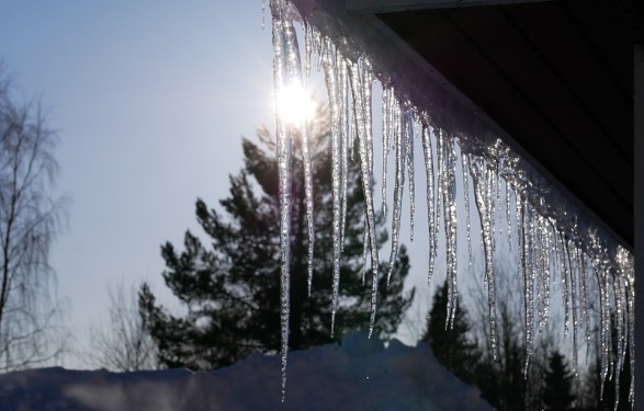 В Харькове женщина выпала с балкона во время сбивания сосулек