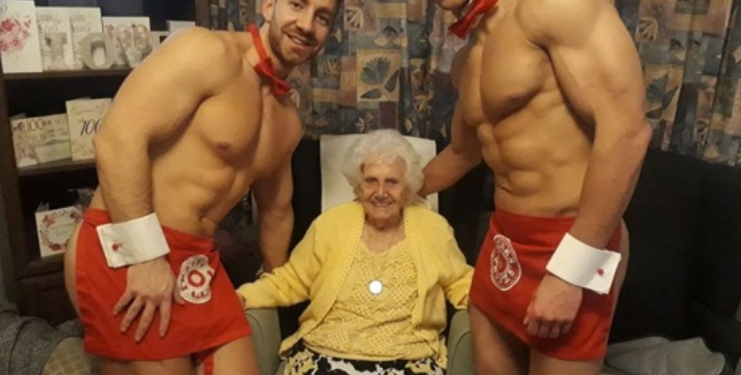 Стриптиз для бабушки: голые официанты поздравили британку со 100-летним юбилеем