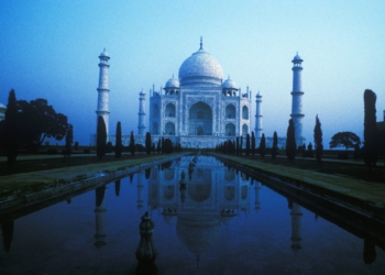 Индийским полицейским выдали рогатки для охраны туристов