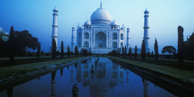 Индийским полицейским выдали рогатки для охраны туристов