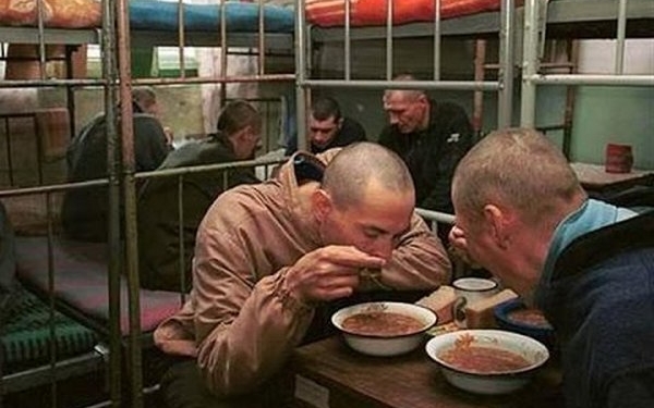 Со следующего года заключенным в Украине урежут норму хлеба, но добавят компот и голубцы