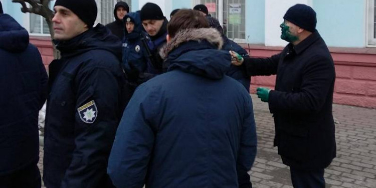 В Бердянске кандидата в президенты Вилкула облили зеленкой