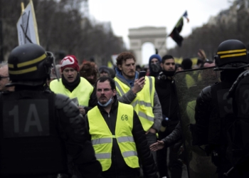 «Желтые жилеты» вернулись на улицы Парижа: полиция применила газ