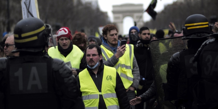 «Желтые жилеты» вернулись на улицы Парижа: полиция применила газ