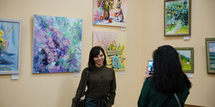 В ожидании весны девять николаевских художников подарили горожанам одноименную выставку