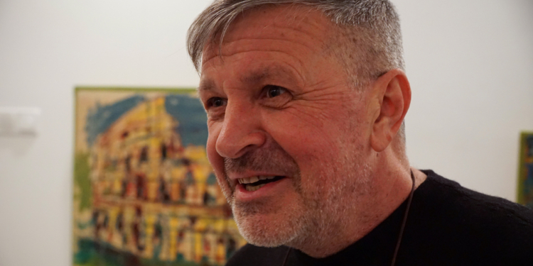 Николаевский художник Александр Ипатьев продемонстрировал, как из старого шкафа сделать произведение искусства. А еще станцевал каламатьянос