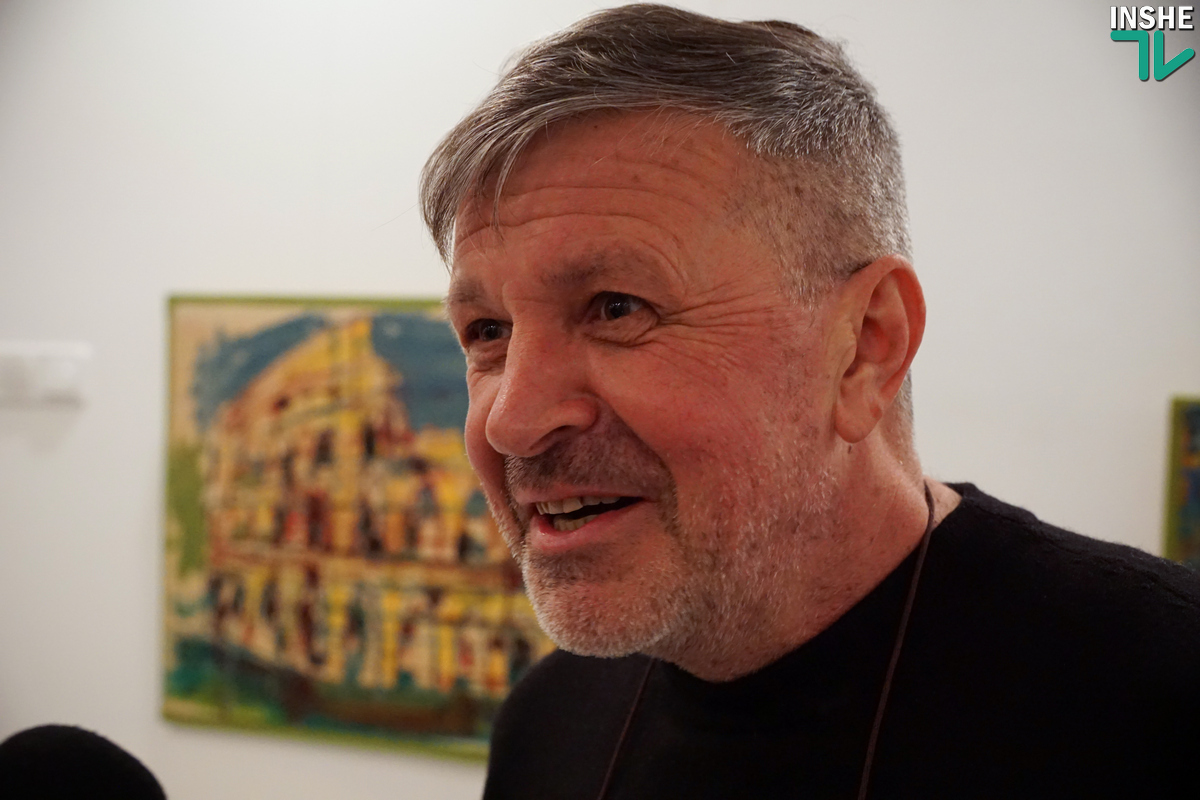 Николаевский художник Александр Ипатьев продемонстрировал, как из старого шкафа сделать произведение искусства. А еще станцевал каламатьянос