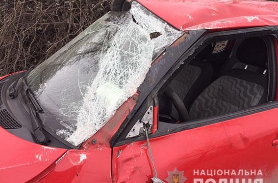 Открытый люк стал причиной аварии в Николаеве. Пострадали водитель и двое несовершеннолетних