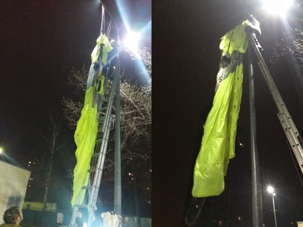 В Киеве мужчина прыгнул с тридцатиэтажки с парашютом и повис на столбе 1