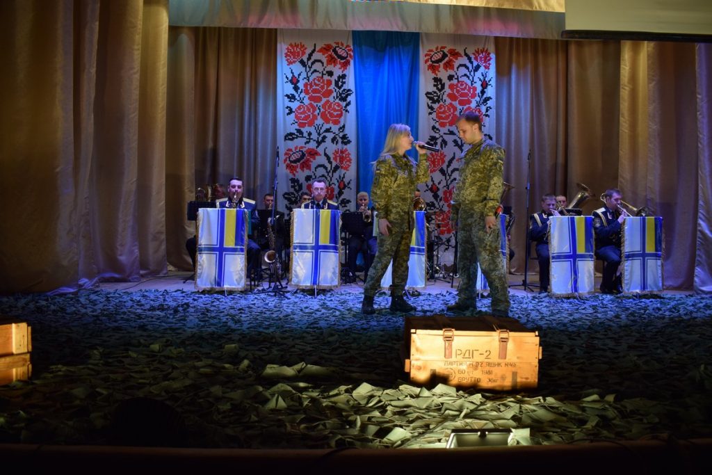 Николаевские военные и артисты отправились на гастроли по области с проектом «Армия с народом» 15