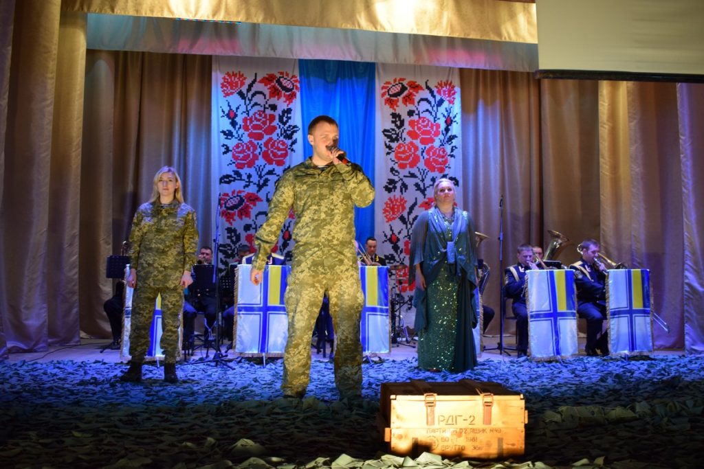 Николаевские военные и артисты отправились на гастроли по области с проектом «Армия с народом» 19