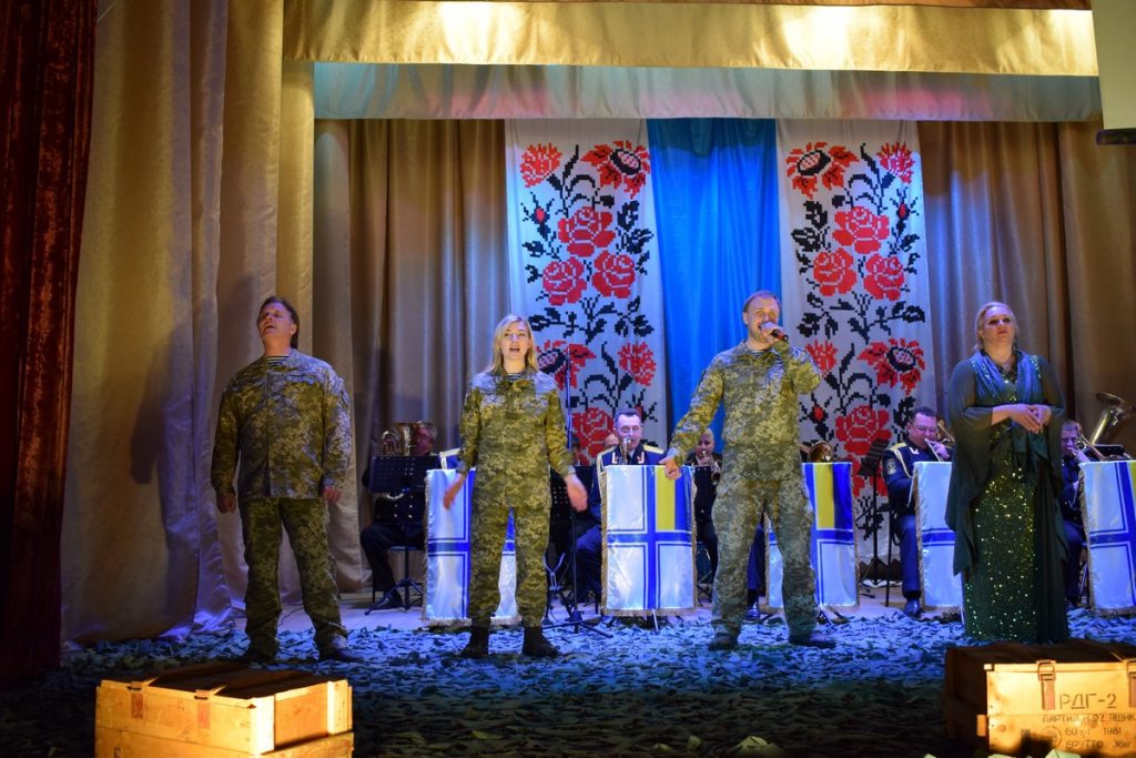 Николаевские военные и артисты отправились на гастроли по области с проектом «Армия с народом» 23