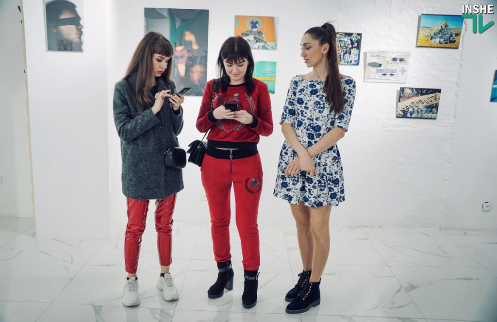 Молодые николаевские фотографы представили непростую, но оригинальную выставку о стирании граней между публичным и личным 15