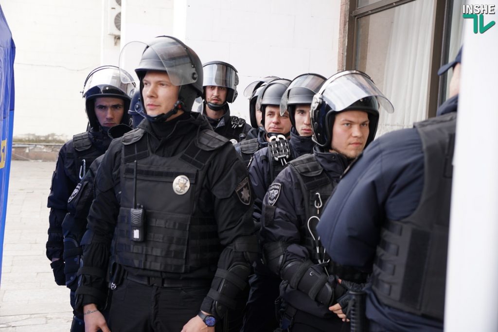 ОБНОВЛЕНО. В Николаеве полиция не пустила активистов-патриотов на встречу с Вилкулом 35