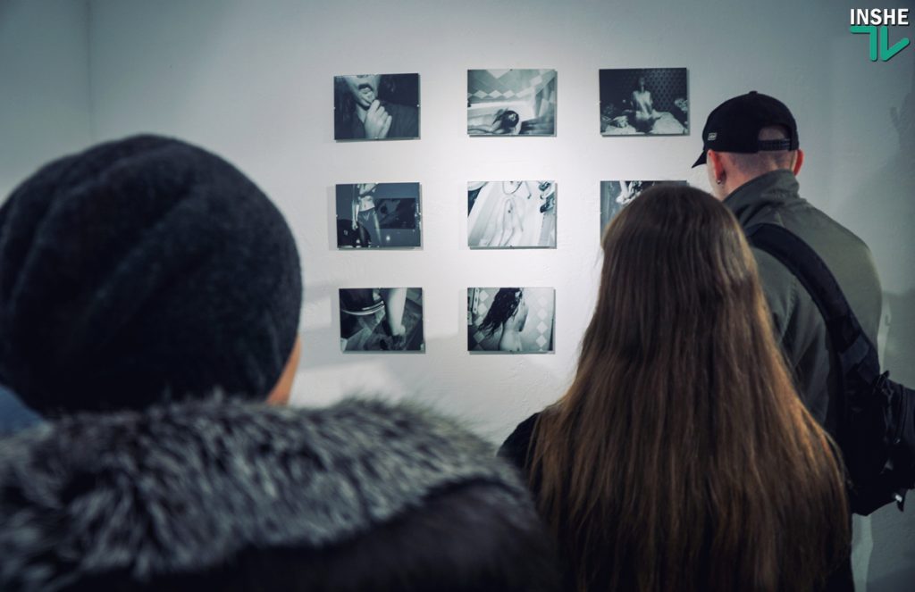 Молодые николаевские фотографы представили непростую, но оригинальную выставку о стирании граней между публичным и личным 35