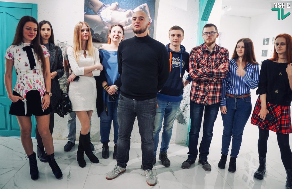 Молодые николаевские фотографы представили непростую, но оригинальную выставку о стирании граней между публичным и личным 53
