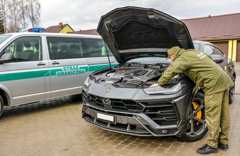 Польские пограничники не пустили в Украину Lamborghini за 10 миллионов гривен 1
