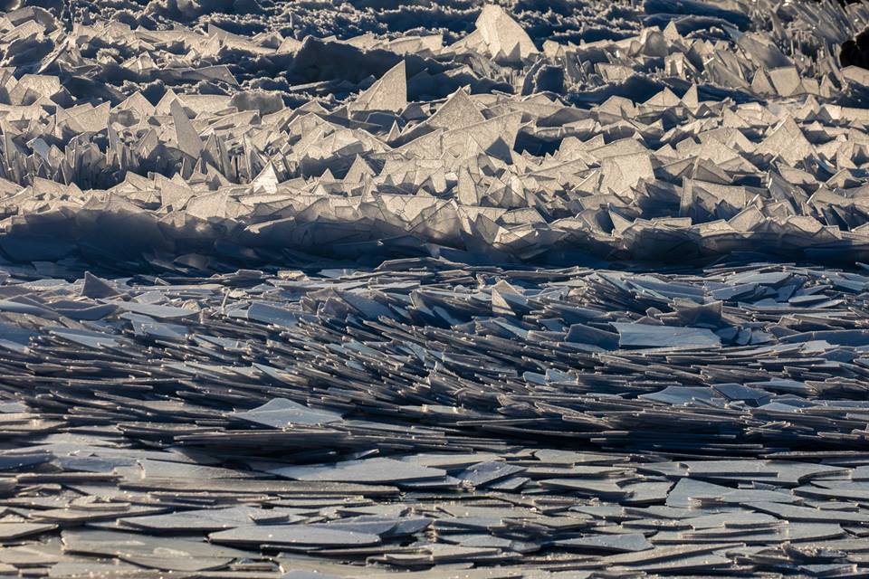 В США озеро Мичиган покрылось ледяными осколками 11