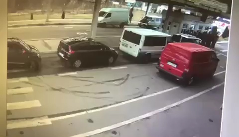 Появилось видео, на котором видно, как украинские пограничники пропускают напичканное героином авто