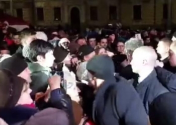 Охранник Порошенко выбил гаджет из рук подростка