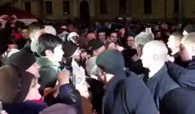 Охранник Порошенко выбил гаджет из рук подростка