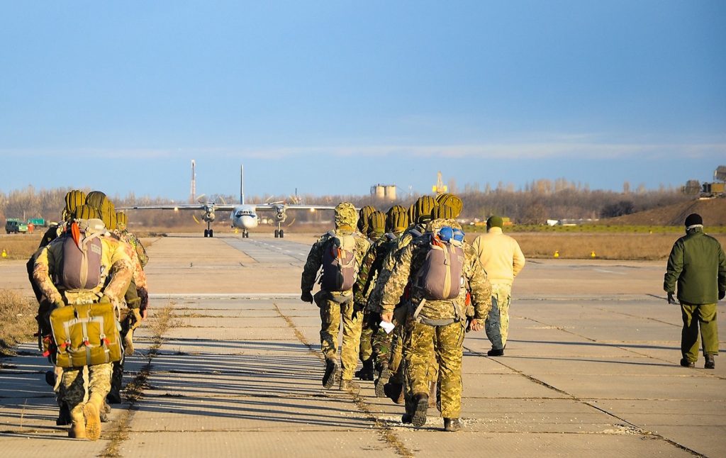 «Тандем двух Ан-26»: на Николаевщине морпехи выполнили десантирование из двух самолетов 4