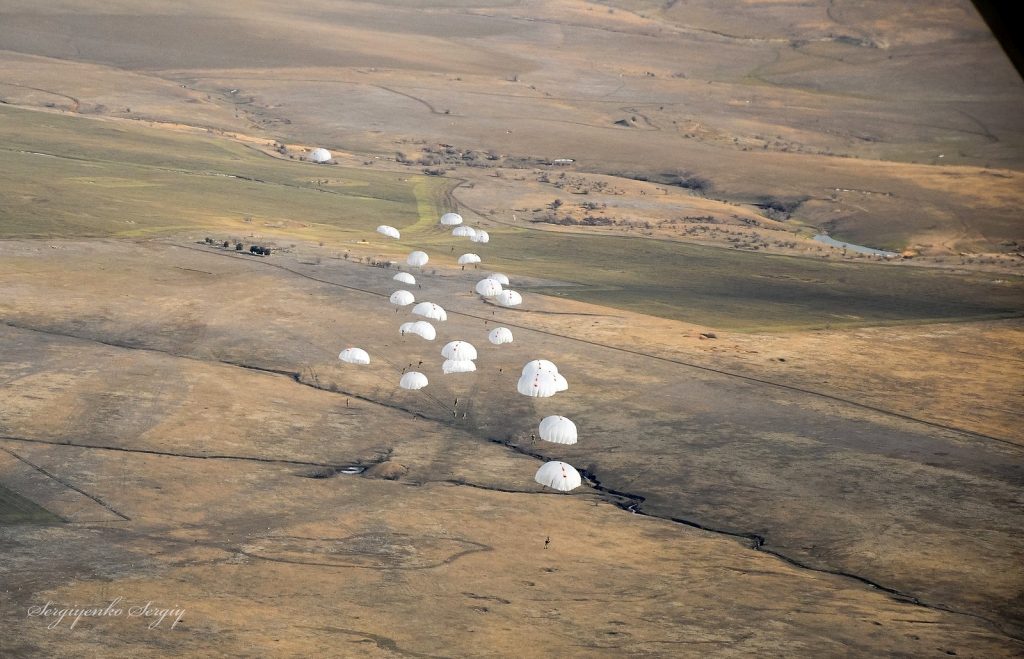 «Тандем двух Ан-26»: на Николаевщине морпехи выполнили десантирование из двух самолетов 8