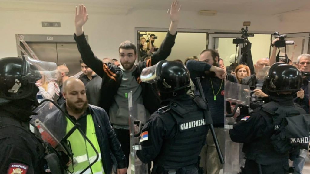 Столицу Сербии трясет: протестующие прорвались через кордоны полиции к резиденции президента 3