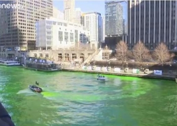 В Чикаго в честь Дня святого Патрика выкрасили реку в зеленый цвет