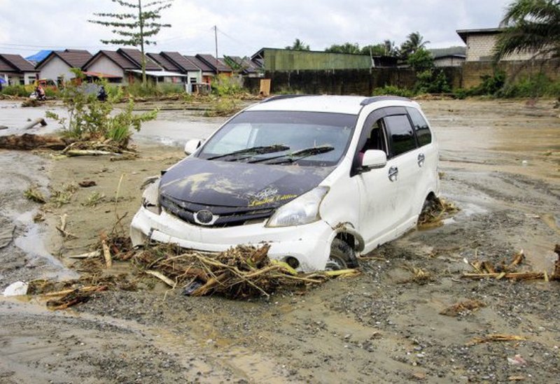 В Индонезии из-за наводнений и оползней погибли уже почти 60 человек 3