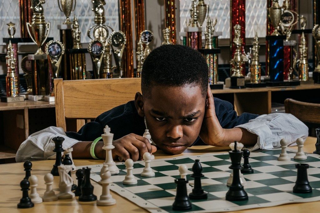 8-летний нигерийский беженец, живущий в приюте для бездомных, выиграл чемпионат по шахматам штата Нью-Йорк в своей категории 1